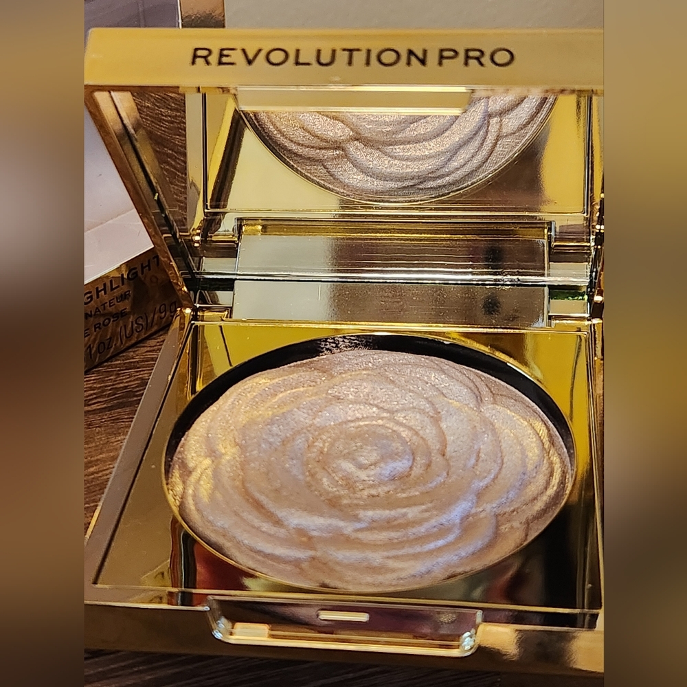 Revolution Pro Lustre Highlighter - White Rose Shimmer in Elegant LUXE Compact - Picture 3 of 5